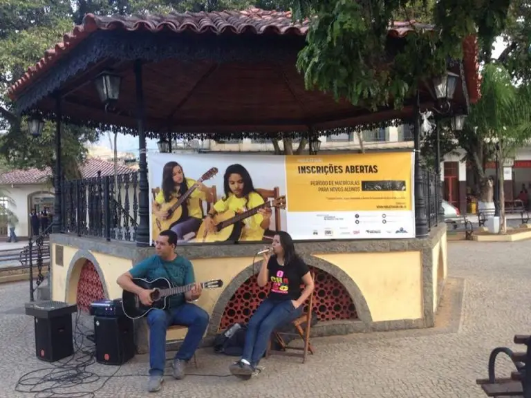 Professores do projeto Guri de São José do barreiro cantam em Praça para atrair inscrições