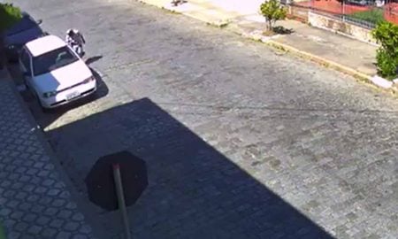 Vídeo flagra homem furando pneus de carro na Rua 8 em Cruzeiro