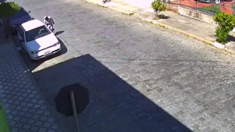 Vídeo flagra homem furando pneus de carro na Rua 8 em Cruzeiro