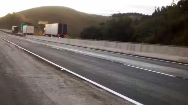 CCR NovaDutra libera faixa de rolamento da via Dutra em Queluz (SP), em trecho em obras