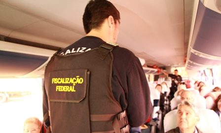 Campanha ‘Vou de Cinto’ está acontecendo em frente ao Posto da Polícia Rodoviária Federal de Lavrinhas