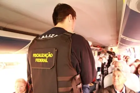 Campanha ‘Vou de Cinto’ está acontecendo em frente ao Posto da Polícia Rodoviária Federal de Lavrinhas