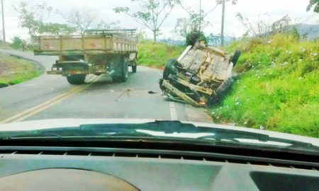 Carro capota no bairro dos Macacos em Silveiras nesta manhã de quarta-feira (31/08)