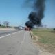 Carro pega fogo na via Dutra em Roseira