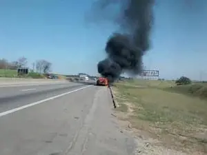 Carro pega fogo na via Dutra em Roseira