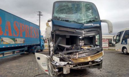 Acidente entre ônibus e caminhão em Pinda nesta quarta-feira