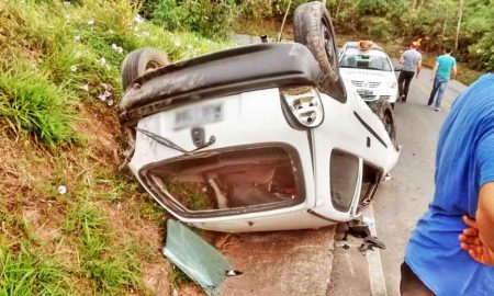 Carro capota no bairro dos Macacos em Silveiras nesta manhã de quarta-feira (31/08)