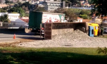 Caminhão carregado de areia tomba na Dutra em Taubaté