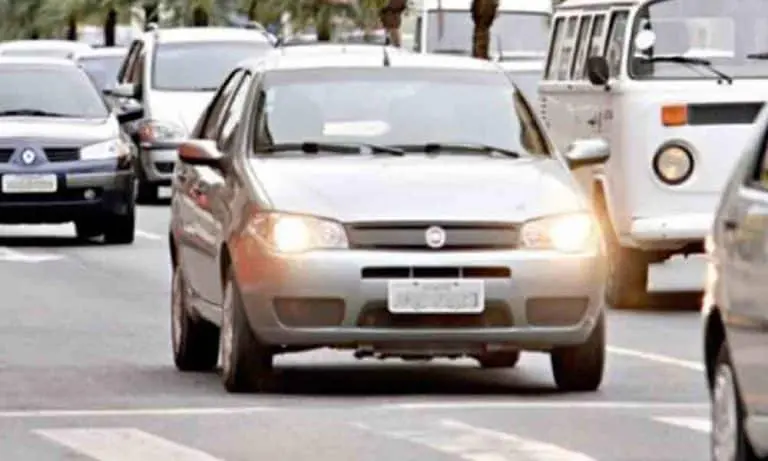 Nova lei do uso do farol baixo: mais de mil motoristas já foram multados na região