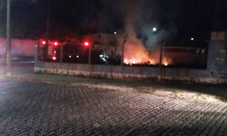 Incêndio ao lado de Deposito de Gás na Vila Brasil assusta moradores neste domingo