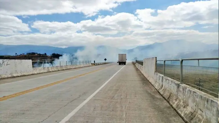 Fogo atrapalha trânsito na 3º Ponte em Cruzeiro; redobre a atenção no local