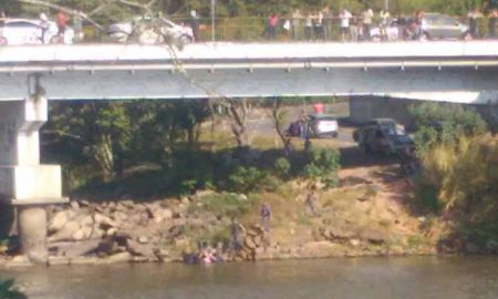 Vídeo registra momento em que policiais militares resgatam mulher em um rio de Jacareí