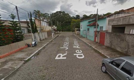 Dois bandidos furtam vaso de planta no 1° Retiro em Cruzeiro