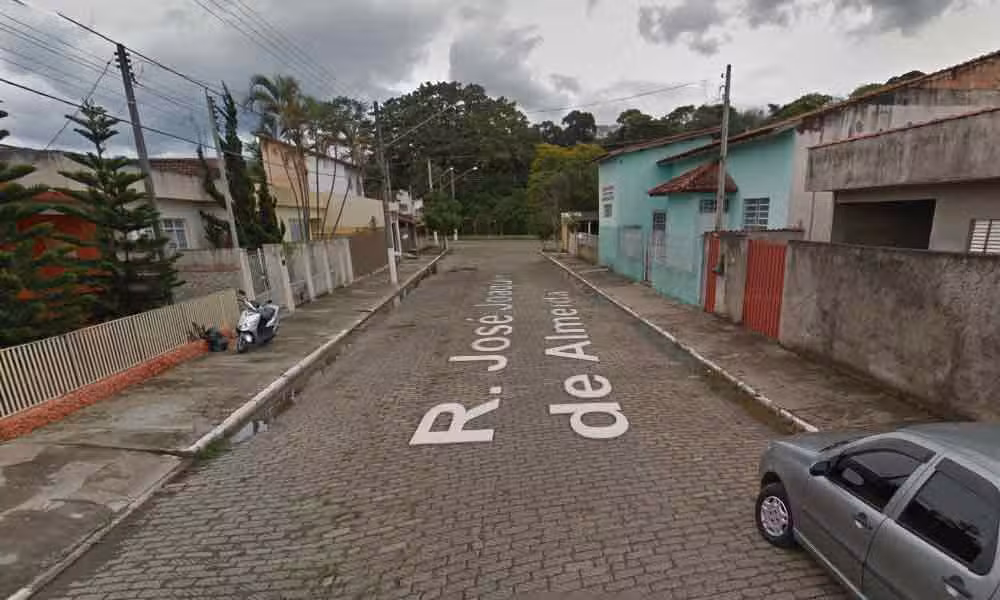 Dois bandidos furtam vaso de planta no 1° Retiro em Cruzeiro