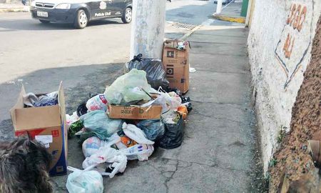 Cruzeiro amanhece sem coleta de lixo; caminhões paralisados na garagem da empresa