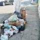 Cruzeiro amanhece sem coleta de lixo; caminhões paralisados na garagem da empresa