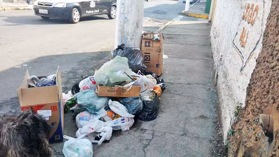 Cruzeiro amanhece sem coleta de lixo; caminhões paralisados na garagem da empresa