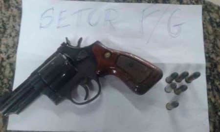 Ao tentar pular cerca, homem é preso por porte ilegal de arma em Resende/RJ