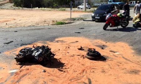 Moto esportiva fica destruída em acidente em Volta Redonda/RJ