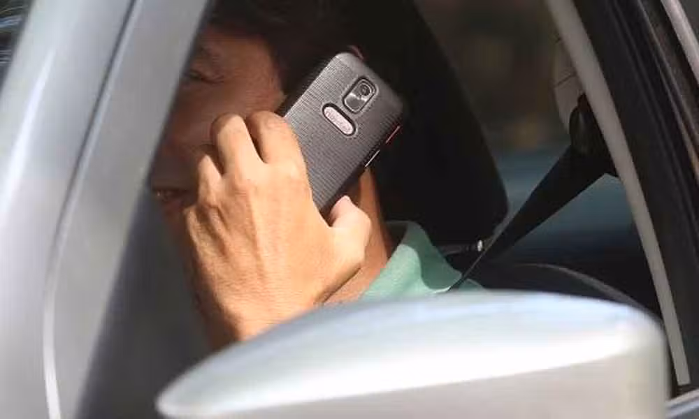 Multa por uso de celular no trânsito passará para R$ 293,47 em novembro
