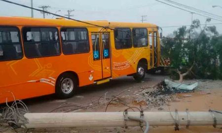 Ônibus derruba poste na zona leste de São José dos Campos
