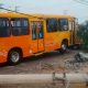Ônibus derruba poste na zona leste de São José dos Campos