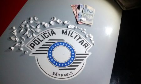 Polícia Militar de Cruzeiro prende traficante em flagrante sobre telhado de residência
