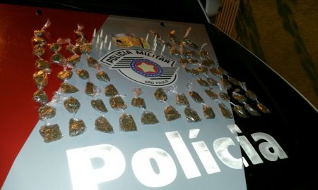 Adolescente de 17 anos e homem de 29 foram apreendidos com drogas em Lorena pela Força Tática