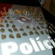 Adolescente de 17 anos e homem de 29 foram apreendidos com drogas em Lorena pela Força Tática