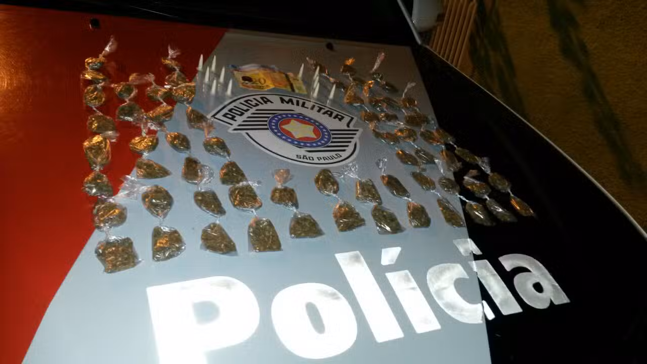 Adolescente de 17 anos e homem de 29 foram apreendidos com drogas em Lorena pela Força Tática