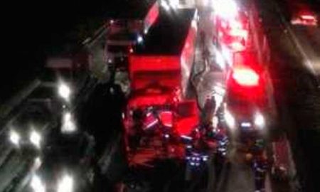 Acidente entre dois caminhões deixa uma vítima gravemente ferida em São José dos Campos