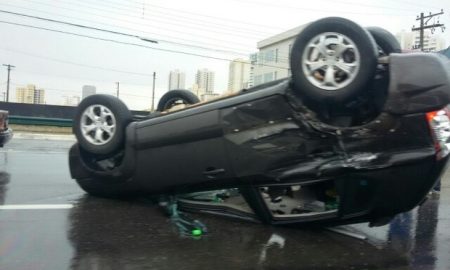 Idoso fica ferido após capotamento no anel viário em São José