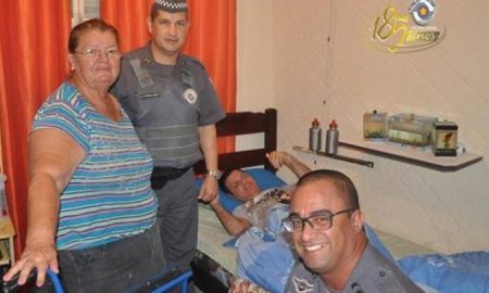 Policiais da região presenteiam paraplégico com cadeira de rodas