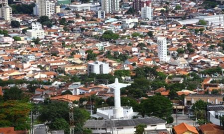 Motoristas e cobradores de ônibus fazem greve em Taubaté