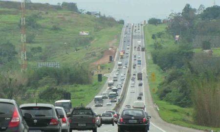 Pai e filho ficam feridos após colisão entre caminhão e carreta na via Dutra em Pindamonhangaba