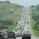 Pai e filho ficam feridos após colisão entre caminhão e carreta na via Dutra em Pindamonhangaba