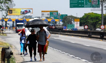 Polícia Rodoviária Federal orienta romeiros em peregrinação na Dutra