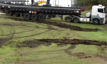 Acidente entre caminhões na Via Dutra deixa mais de 1km de congestionamento em Itatiaia (RJ)