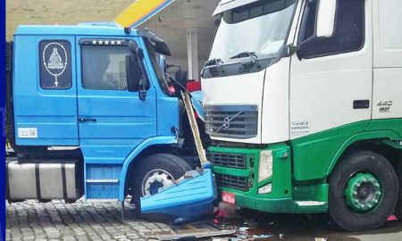 Acidente entre carretas no estacionamento do GRAAL em Queluz