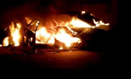 Carro pega fogo durante a madrugada em Resende/RJ