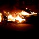 Carro pega fogo durante a madrugada em Resende/RJ
