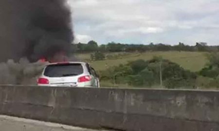 Após batida, incêndio destrói carro na Carvalho Pinto em São José