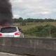 Após batida, incêndio destrói carro na Carvalho Pinto em São José