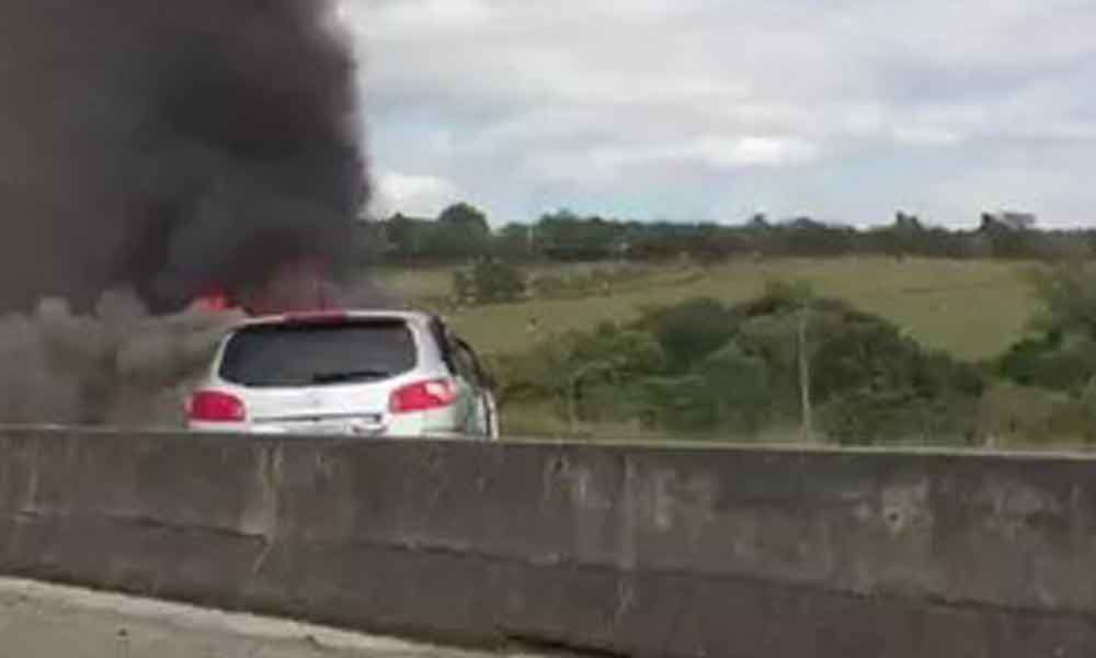 Após batida, incêndio destrói carro na Carvalho Pinto em São José