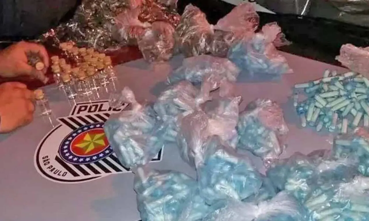 Dupla é flagrada com drogas e celular roubado em São José dos Campos