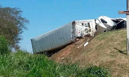 Carreta tomba na via Dutra em Aparecida