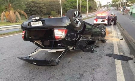 Motorista capota carro em viaduto de São José dos Campos e abandona o local