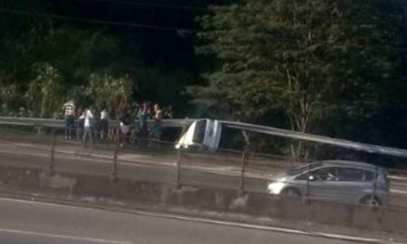 Carro tomba na Via Dutra no trecho de Barra Mansa/RJ