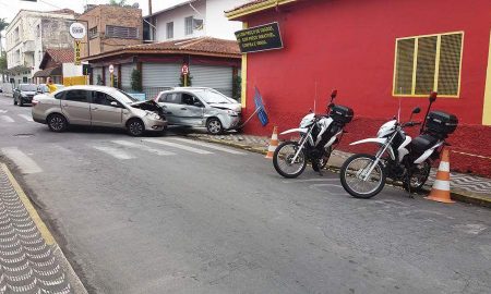 Acidente entre dois veículos  no centro de Lorena