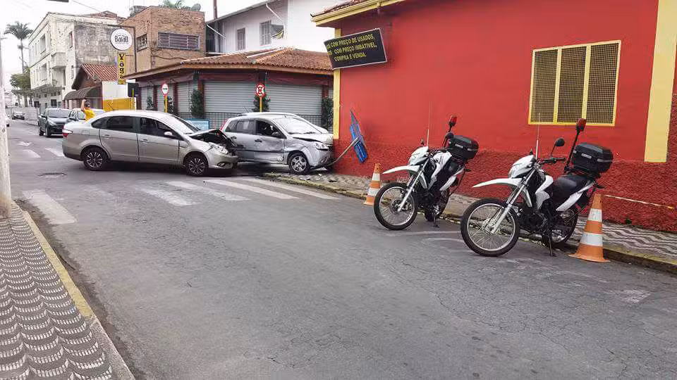 Acidente entre dois veículos no centro de Lorena